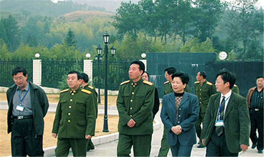 1999年10月任江西省军区参谋长, 2001年7月晋升少将军衔, 2002年3月